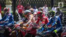 Para pembalap MotoGP bersiap mengambil start untuk melakukan parade dari depan Istana Merdeka, Jakarta Pusat, Rabu (16/3/2022). Parade MotoGP tersebut merupakan rangkaian kegiatan sebelum para pembalap berlaga di MotoGP Mandalika yang berlangsung pekan ini. (Liputan6.com/Faizal Fanani)