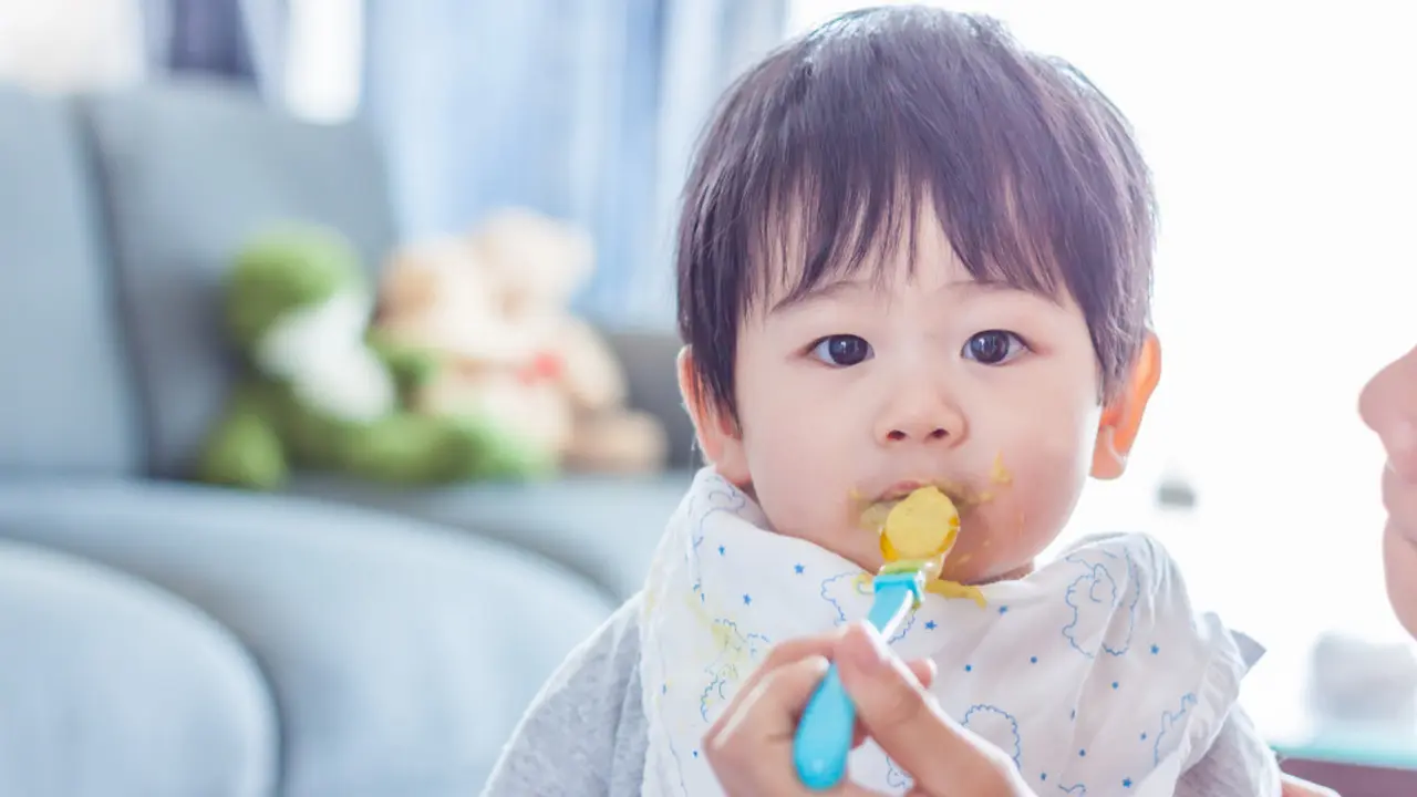 anak kecil makan