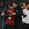 Manajer AFC Bournemouth, Andoni Iraola, memeluk Lewis Cook seusai timnya berhasil mengalahkan Liverpool pada pertandingan Liga Inggris di Vitality Stadium, Minggu (25/1/2025) dini hari WIB. (Glyn KIRK / AFP)