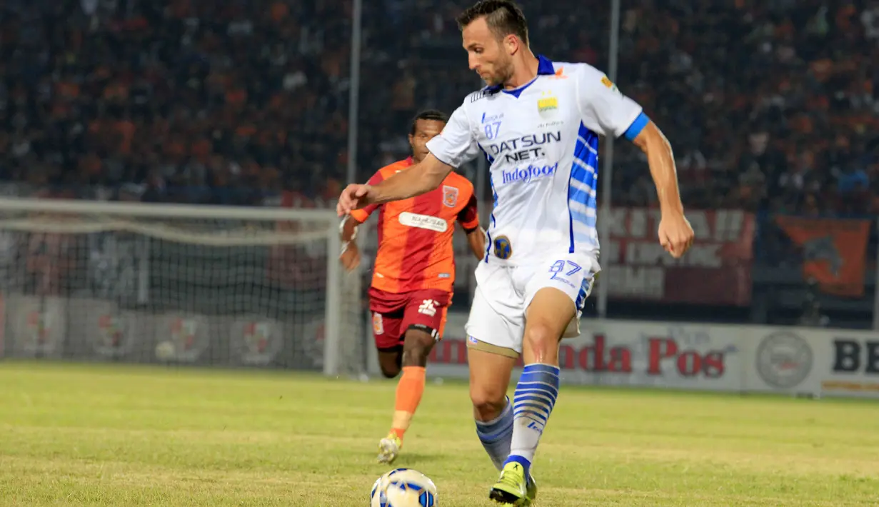 Aksi Ilija Spasojevic saat melawan Borneo FC dalam laga leg pertama perempatfinal Piala Presiden 2015 di Stadion Segiri, Samarinda, Minggu (20/9/2015). (Bola.com/M. Ridwan)