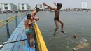 Anak-anak berenang dan bermain air dekat tanggul laut Muara Baru di Penjaringan, Jakarta Utara, Minggu (1/9/2019). Anak-anak memanfaatkan sisi tanggul laut raksasa (giant sea wall) sebagai   tempat  bermain alternatif. (merdeka.com/Arie Basuki)