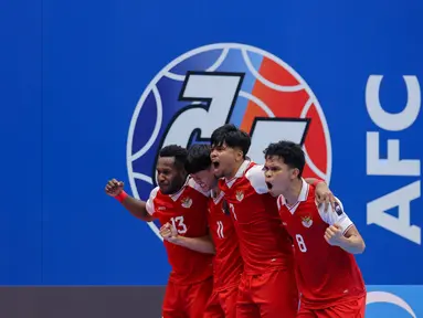Para pemain Timnas Futsal Indonesia melakukan selebrasi setelah mencetak gol ke gawang Jepang dalam laga semifinal Piala Asia Futsal 2026 di Indonesia Arena, Senayan, Jakarta, Kamis (05/02/2026). (Bola.com/Bagaskara Lazuardi)
