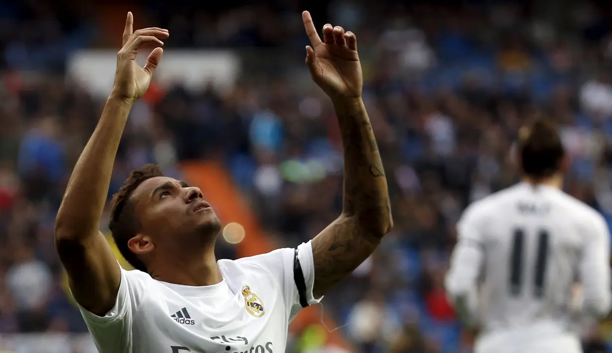 Bek Real Madrid, Danilo melakukan selebrasi usai mencetak gol kegawang Rayo Vallecano pada lanjutan liga Spanyol di Santiago Bernabeu (20/12). Real Madrid menang telak atas Rayo Vallecano dengan skor 10-2. (REUTERS/Sergio Perez)