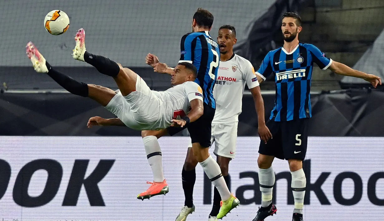 Bek Sevilla, Diego Carlos melompat untuk melakukan tendangan salto saat menghadapi Inter Milan pada pertandingan Final Liga Europa di Stadion Rhein Energie, Cologne, Jumat (21/8/2020). Gol indah Diego Carlos menjadi penentu kemenangan Sevilla 3-2 atas Inter Milan. (AP Photo/Martin Meissner, Pool)