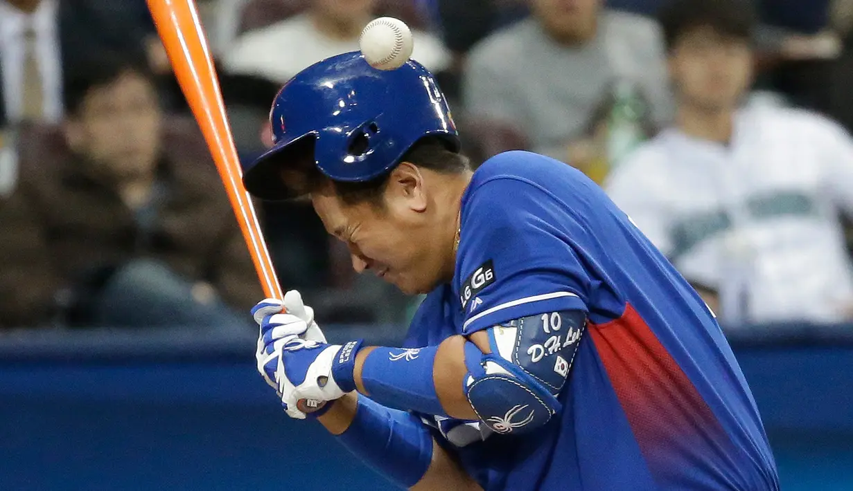 Pemain Baseball asal Korea Selatan Lee Dae-ho terkena bola di kepalanya selama inning kedua pertandingan putaran pertama World Baseball Classic di Gocheok Sky Dome di Seoul, Korea Selatan, Kamis, 9 Maret 2017. (AP Photo / Ahn Young-joon)