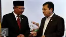 Ketua DPD Mohammad Saleh (kiri) menyimak Ketua Umum Partai Golkar Setya Novanto saat DPD RI melakukan pertemuan di DPP Partai Golkar, Jakarta, Rabu (9/11). (Liputan6.com/Johan Tallo)