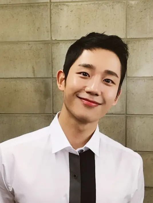 Wajahnya terlihat lucu lantaran alisnya hanya tumbuh sedikit. Sementara gaya rambutnya yang mengembang membuat Jung Hae In muda tampak begitu culun. (Foto: instagram.com/holyhaein)