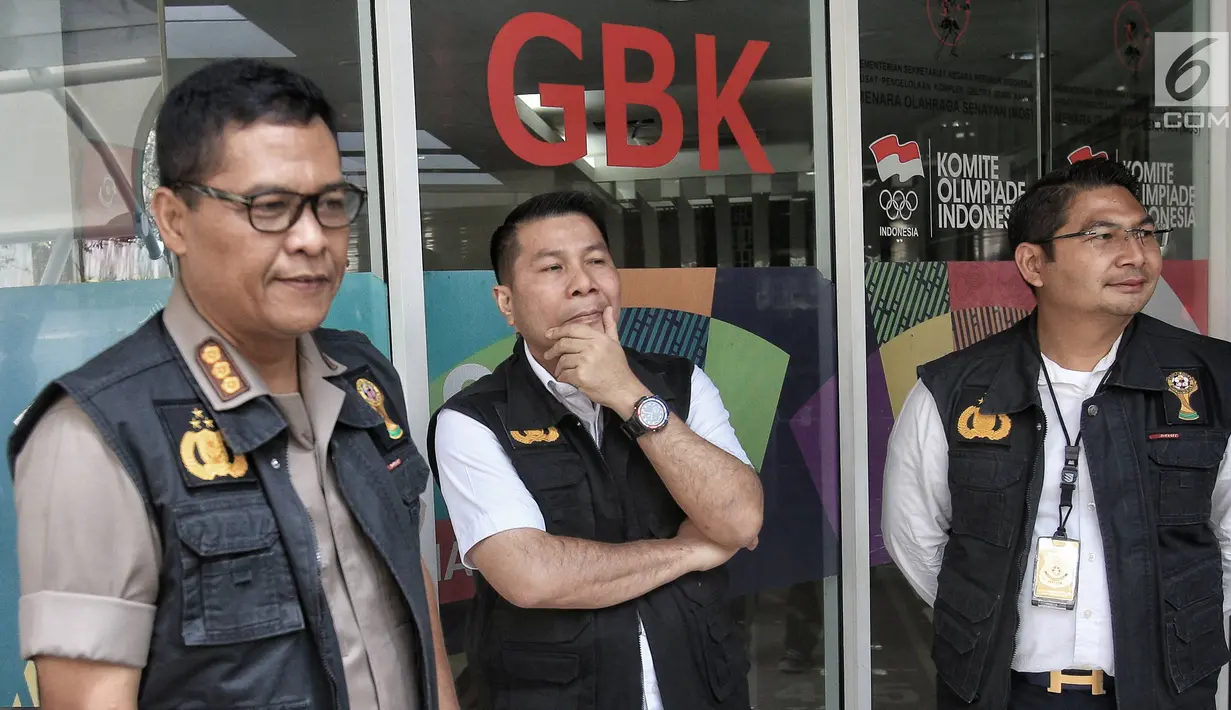 Ketua Tim Media Satgas Antimafia Bola Kombes Pol Argo Yuwono memberi keterangan pers terkait penggeledahan kantor PSSI di FX Tower, Jakarta, Rabu (30/1). Penggeledahan merupakan pengembangan dari laporan tersangka sebelumnya. (Liputan6.com/Faizal Fanani)