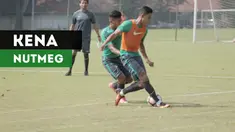 Berita video gelandang Saddil Ramdani ken nutmeg Miftahul Hamdi dengan tumit saat latihan Timnas Indonesia U-22 di Karawaci, Selasa (8/8).