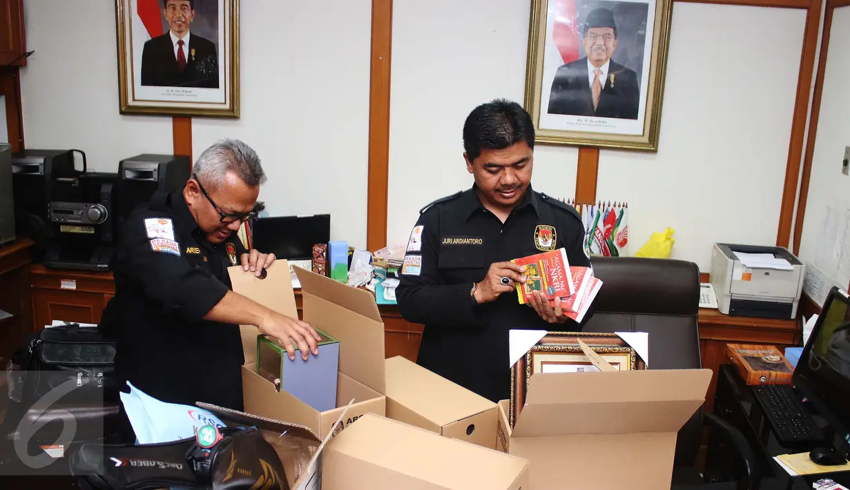 Komisioner KPU Arief Budiman (kiri) dibantu komisioner Sigit Pamungkas mengemasi barang-barang pribadi di ruang kerjanya di Kantor KPU, Jakarta, Senin (10/4). Hari ini merupakan hari terakhir lima komisioner KPU berkantor. (Liputan6.com/Angga Yuniar)