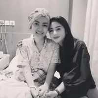 "Gimana kondisinya sekarang? Dia gak ngeluh banyak, tapi keluar air mata. Lihat badannya kurus, kakinya besar," ujar Dewi Perssik di kawasan Tendean, Jakarta Selatan, Rabu (1/3).(Instagram/juliaperrezz)