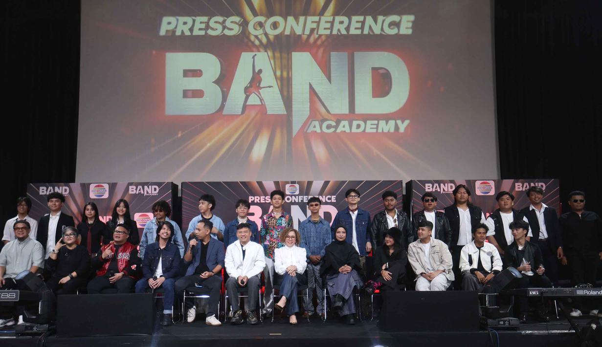 Direktur Emtek Media, Harsiwi Achmad (tengah depan) bersama para juri Band Academy saat memberi keterangan di SCTV Tower, Jakarta, Kamis (2/4/2026). Indosiar kembali membuat sebuah gebrakan besar. Stasiun televisi ini secara resmi mengumumkan program terbaru mereka, Band Academy. (Kapanlagi.com/Budy Santoso)