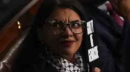 Rashida Tlaib  mengangkat sebuah papan bertuliskan “penjahat perang” dan “Bersalah atas genosida” di sisi lainny ketika Netanyahu berbicara. (AP Photo/Julia Nikhinson)