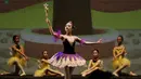 Penari ballet cilik saat pementasan di Teater Jakarta TIM, Sabtu, (12/9). Pertunjukan tari ballet oleh Namarina ini mengangkat tema "Di Bawah Langit Biru". (Bola.com/M Iqbal Ichsan)