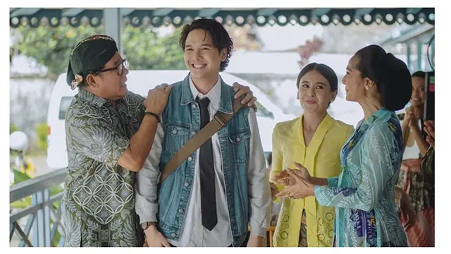 6 Gaya Simpel Baskara Mahendra Pakai Denim, Karisma Kasual yang Memikat Hati