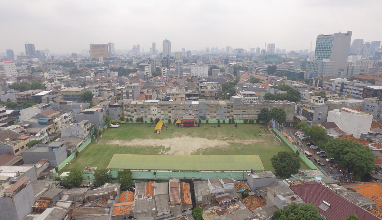 Suasana Stadion VIJ Petojo M.H Thamrin yang terletak di Jakarta, Minggu (17/2). Stadion dengan kapasitas 500 penonton ini merupakan cikal bakal dari kandang Persija Jakarta. (Bola.com/Muhammad Husni)