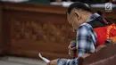 Aktor Tio Pakusadewo membacakan pledoi dalam sidang lanjutan kasus narkoba di Pengadilan Negeri Jakarta Selatan, Kamis (28/6). Tio membacakan langsung nota pembelaan dalam persidangan. (Liputan6.com/Faizal Fanani)