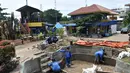 Petugas dari Dinas Sumber Daya Air (SDA) Bidang Aliran Tengah saat menyelesaikan pembangunan Taman Robika di Pintu Air Manggarai, Jakarta, Kamis (14/3). (merdeka.com/Iqbal S. Nugroho)