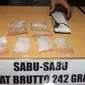 Barang bukti Narkoba jenis sabu saat digelar rilis di Polres Jakarta Timur, Sabtu (6/2). 55 orang tersangka termasuk seorang oknum pegawai Pemda ditangkap. (Liputan6.com/Helmi Afandi)