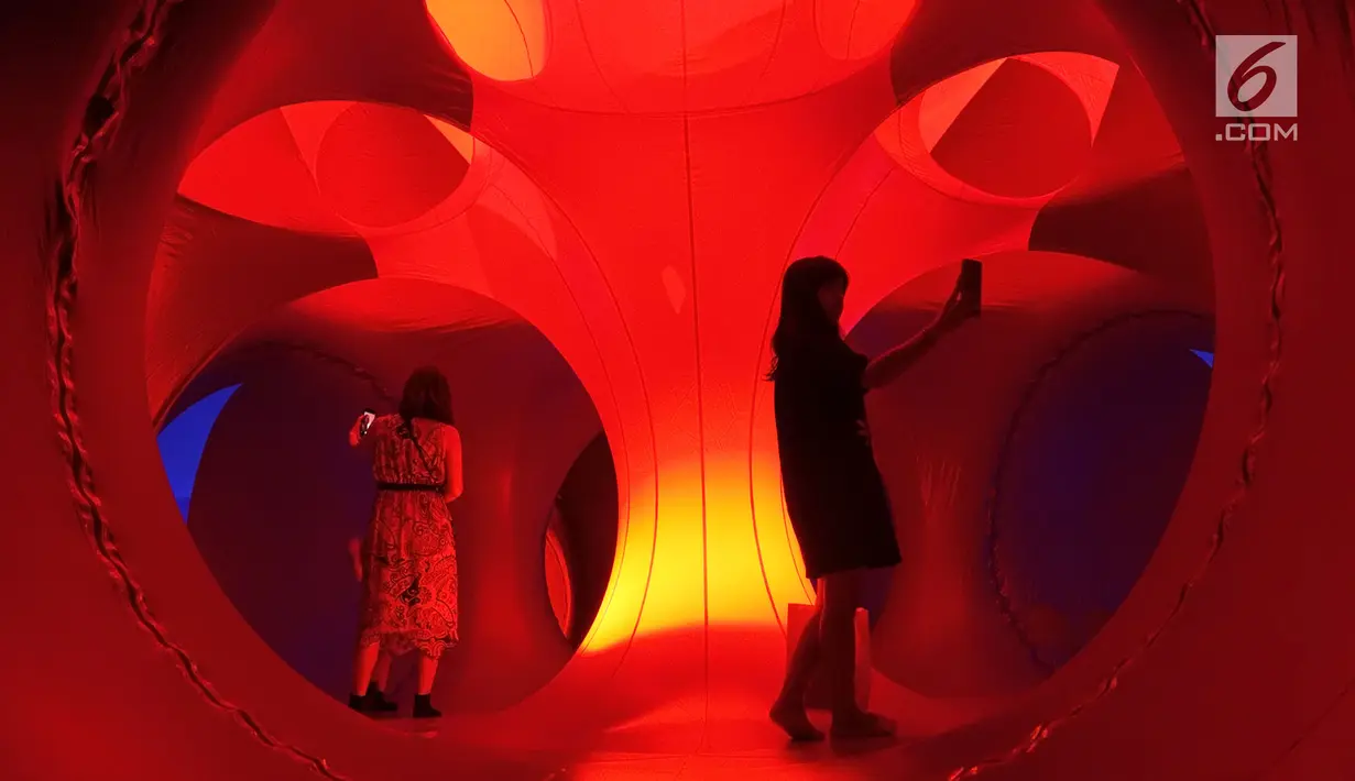 Pengunjung menjelajahi instalasi seni luminarium kelas dunia atau Trilumin di pusat perbelanjaan Jakarta, Jumat (14/9). Luminarium Trilumin adalah balon raksasa penuh permainan cahaya. (Merdeka.com/Imam Buhori)