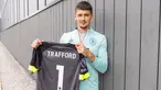Premier League Liga Inggris 2023/2024 hingga kini telah dipastikan akan diramaikan oleh aksi 5 kiper baru yang akan membela klubnya mulai awal musim ini. Sebagian besar dari mereka akan langsung diplot sebagai kiper utama di bawah mistar gawang. Siapa saja sih mereka? Berikut daftar kelimanya. (twitter.com/BurnleyOfficial)