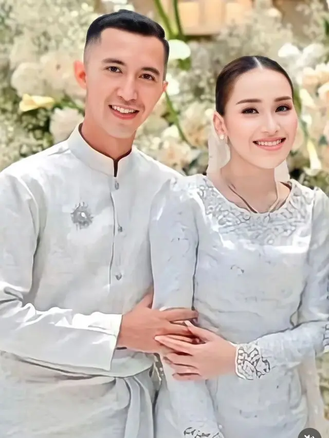 Gaya Elegan Ayu Ting Ting Saat Tunangan