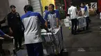 Pekerja membawa tumpukan kardus berisi dokumen barang bukti yang diajukan tim BPN 02 pada sidang perselisihan hasil Pilpres 2019 di Gedung Mahkamah Konstitusi, Jakarta, Kamis (13/6/2019). Sidang perselisihan hasil Pilpres 2019 akan berlangsung Jumat (14/6). (Liputan6.com/Helmi Fithriansyah)