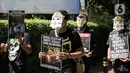 Massa yang tergabung dalam Koalisi Primates Fight Back mengenakan topeng monyet saat melakukan aksi di depan Kantor Kementerian Lingkungan Hidup dan Kehutanan, Jakarta, Senin (12/12/2022). Dalam aksinya mereka mendesak pemerintah untuk menetapkan monyet sebagai satwa dilindungi. (Liputan6.com/Faizal Fanani)
