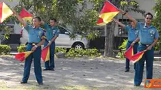 Citizen6, Surabaya:  Pengiriman sandi melalui bendera semaphore yang dilaksanakan TNI AL pada umumnya menggunakan dua bendera yang masing-masing bendera berukuran 45 cm x 45 cm. (Pengirim: Penkobangdikal)