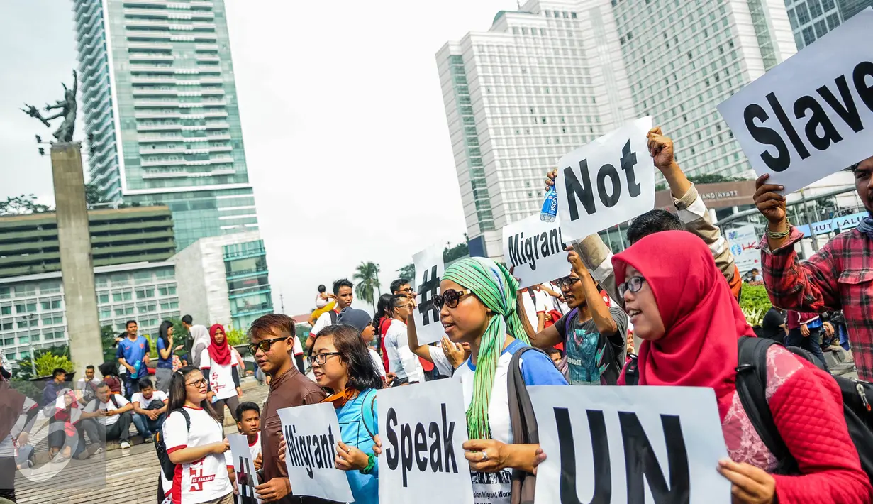 Dalam aksinya mereka menuntut migran dunia menolak diperlakukan sebagai tumbal pembangunan, namun tidak mendapatkan perindungan yang kuat oleh negara pengirim maupun negara penerima, Jakarta, Minggu (18/9). (Liputan6.com/Faizal Fanani)