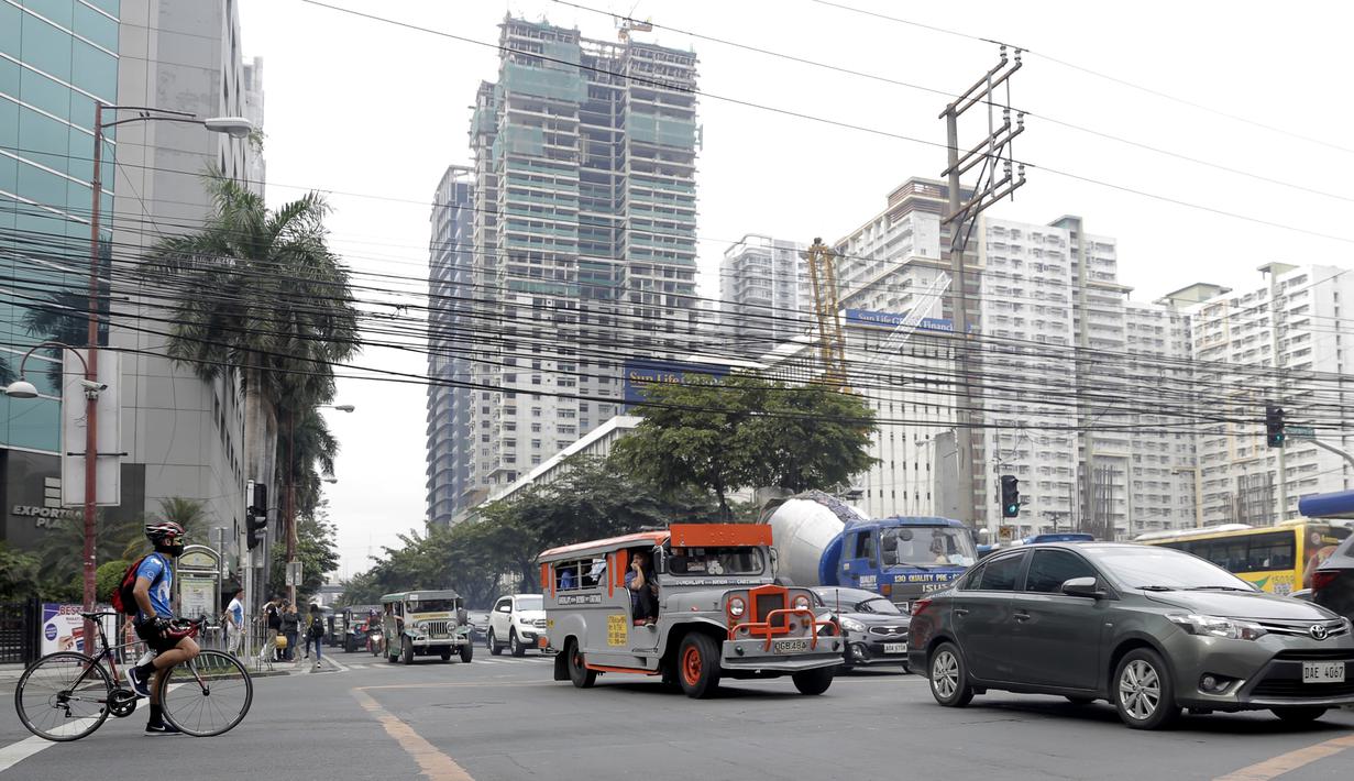 Sebuah mobil Jeepney melintas di antara kemacetan yang terjadi di Manila, Filipina, Jumat (22/11). Jeepney merupakan transportasi umum paling populer dan sudah menjadi ikon di Filipina. (Bola.com/M Iqbal Ichsan)