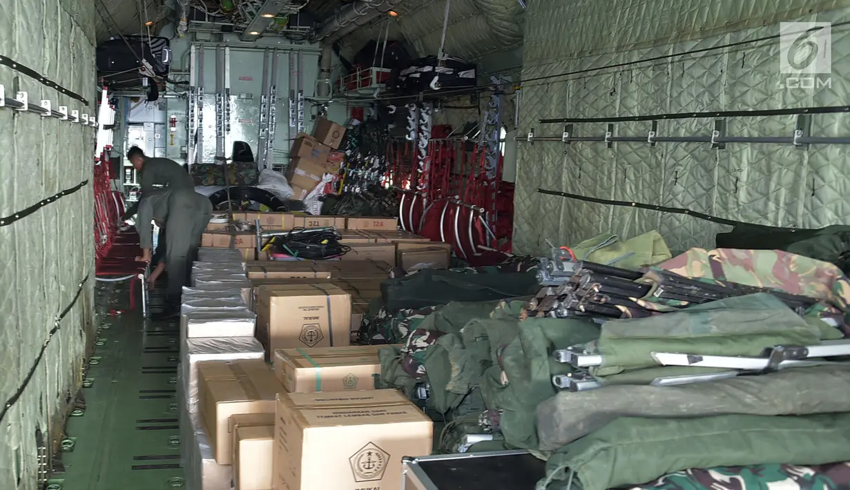 Anggota Kopassus menyiapkan bantuan logistik sebelum diterbangkan ke Lombok dari Lanud Halim Perdanakusuma, Jakarta, Senin (30/7). (Merdeka.com/Iqbal S. Nugroho)