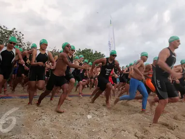 Peserta berlari saling mendahului untuk berenang di pantai pada Herbalife Bali International Triathlon 2016 di Sanur, Bali, Minggu (14/8). Kegiatan tersebut  diselenggarakan untuk mempromosikan olahraga Triathlon. (Made Anto)