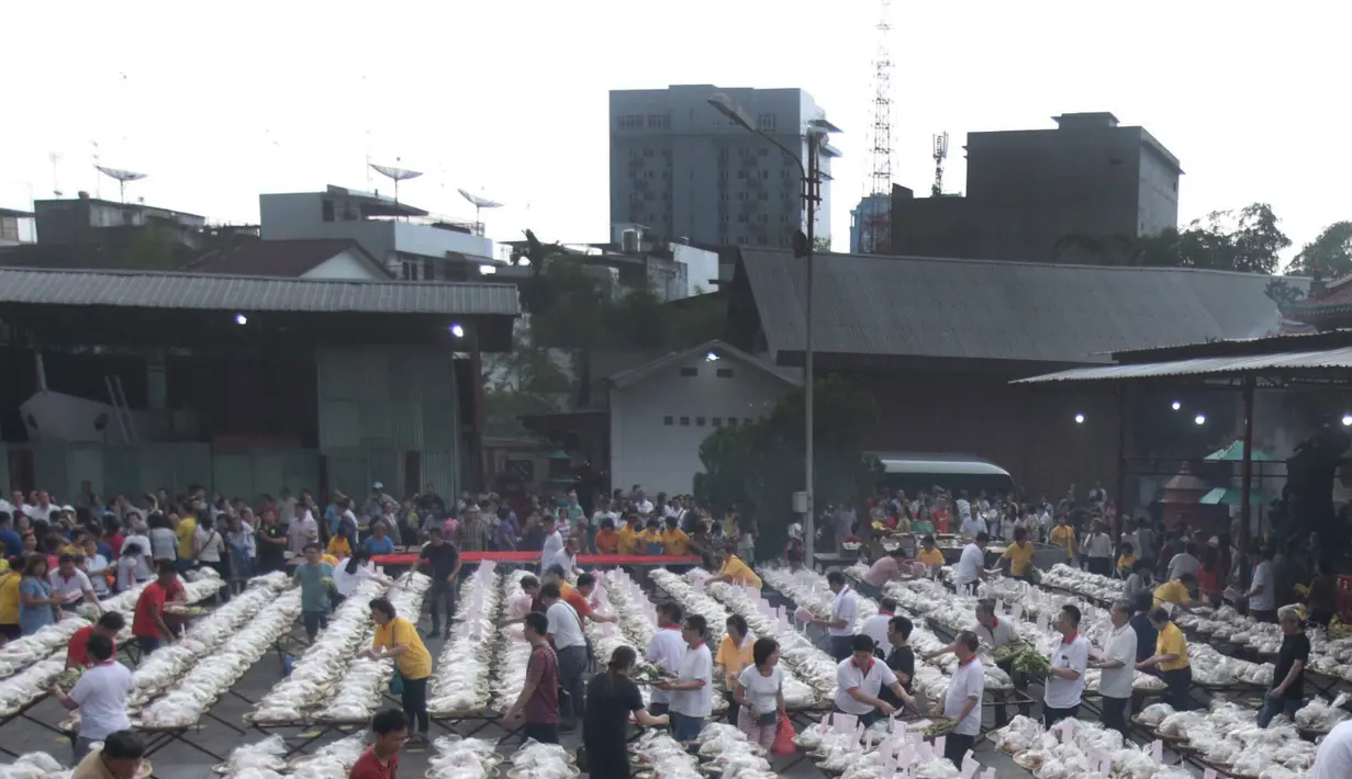 Sejumlah warga dari etnis Tionghoa memberikan sesaji dan persembahan untuk arwah leluhur dan keluarga mereka yang sudah meninggal di Medan, Sumatera Utara (5/9). Acara ini adalah tradisi perayaan dalam kebudayaan Tionghoa. (AP Photo/Binsar Bakkara)
