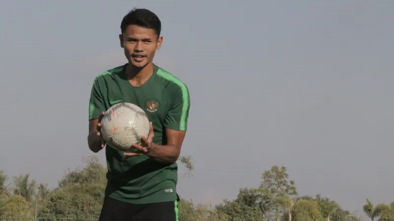 Pemain Timnas Indonesia U-22, Dimas Drajad, memegang bola saat latihan. (Bola.com/Zulfirdaus Harahap)