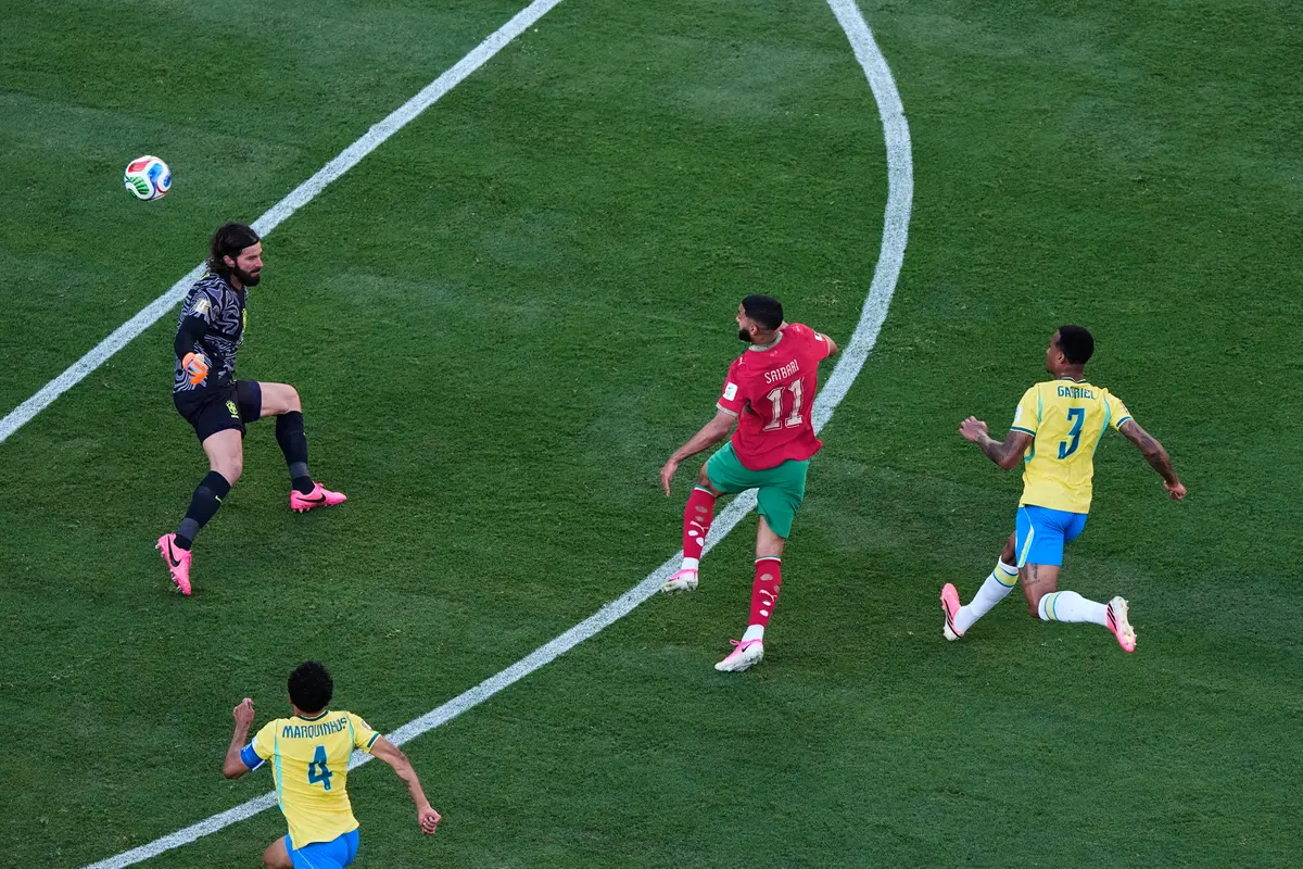 Gabriel Magalhaes (kanan) gagal mencegah Ismael Saibari (kedua dari kanan) di laga Brasil vs Maroko di Grup C Piala Dunia 2026, New York New Jersey Stadium, East Rutherford, Amerika Serikat, Minggu (14/6/2026).
