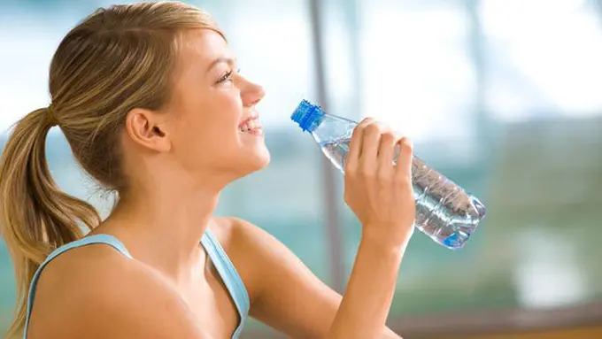 Minum air mineral di mobil