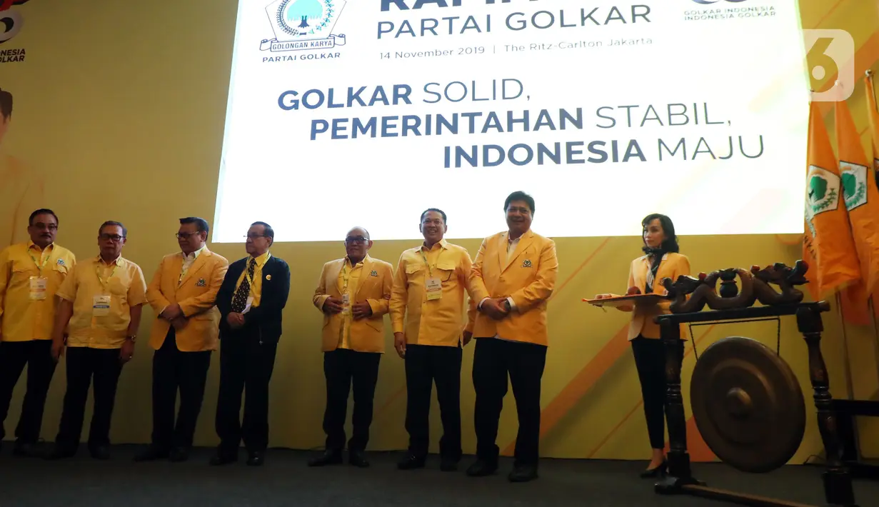 Ketum DPP Golkar Airlangga Hartarto bersiap memukul gong saat membuka Rapimnas Partai Golkar di Jakarta Selatan, Kamis (14/11/2019). Selain itu, rapimnas ini juga akan membahas Pilkada 2020. Tema Rapimnas Golkar ini "Golkar Solid, Pemerintahan Stabil dan Indonesia Maju". (Liputan6.com/Johan Tallo)