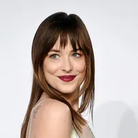 Radar Online adalah yang pertama kali memberitakan bahwa Jake Gyllenhaal saat ini sedang berkencan dengan Dakota Johnson. (Bintang/EPA)
