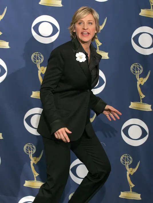 Menurut Ellen DeGeneres, pengakuan dirinya tersebut menakutkan dan gila. Ia banyak berpikir tentang pandangan orang lain. “‘Akankah aku tetap terkenal? Akankah mereka tetap mencintaiku jika mereka tahu aku gay?’” kenang Ellen. (Bintang/EPA)