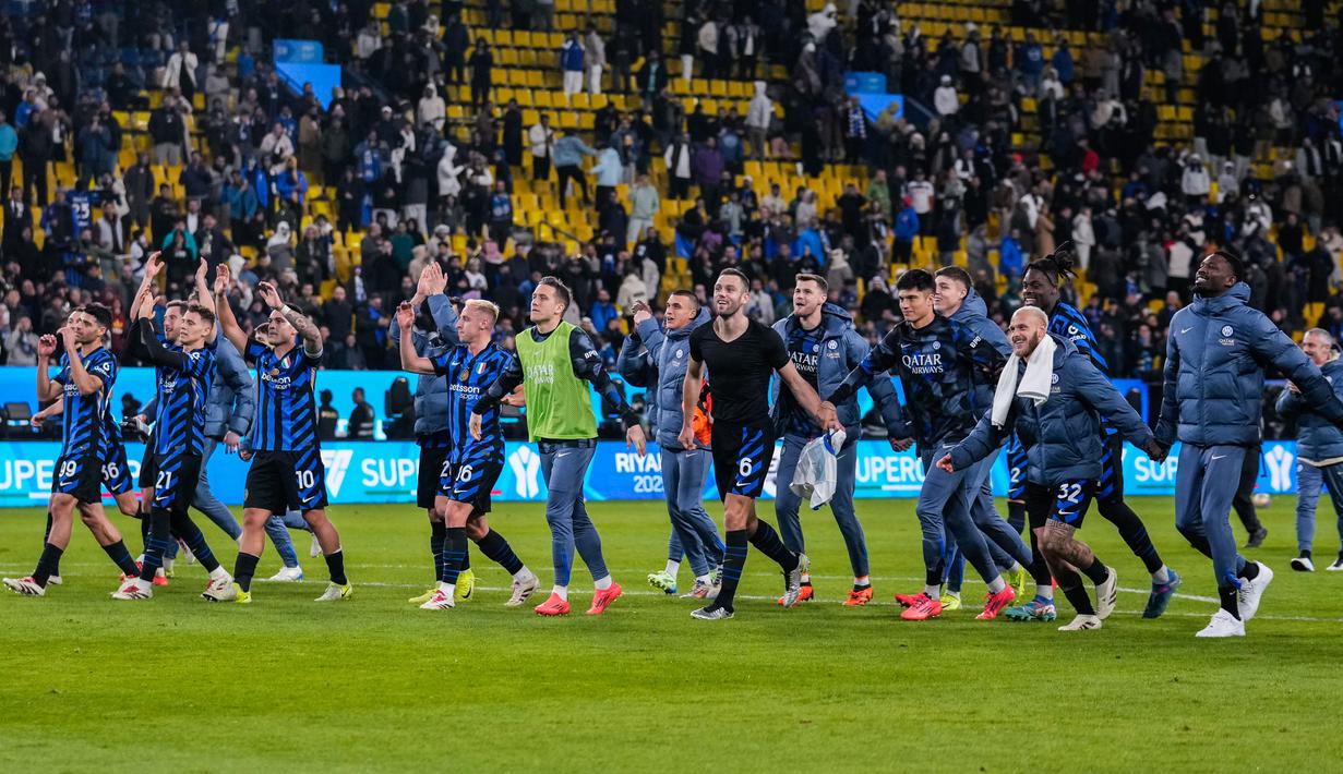 Pemain Inter Milan merayakan kemenangan atas Atalanta dalam laga semifinal Supercoppa Italiana 2024 yang digelar di Al Awwal Park, Riyadh, Jumat (3/1/2025) dini hari WIB. (AP Photo/Altaf Qadri)