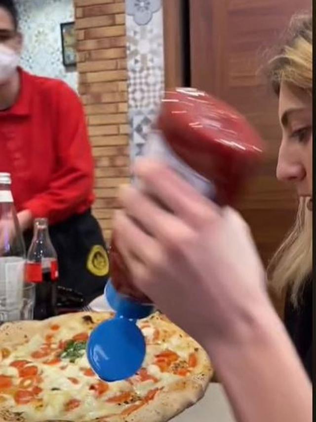 Wanita Makan Pizza di Restoran Italia Pakai Saus Tomat, Reaksi Pelayan Jadi Sorotan