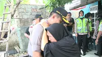 Polisi beri trauma healing kepada salah satu warga terdampak gusuran. (Liputan6.com/Bam Sinulingga)