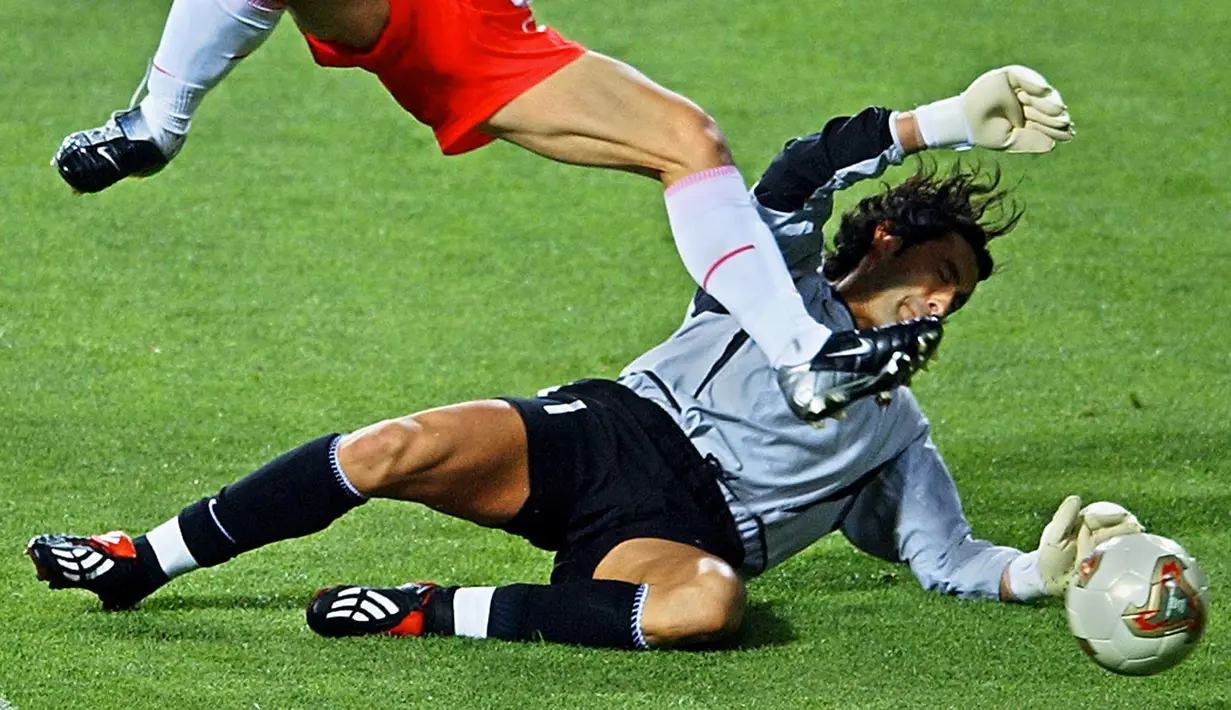 Vitor Baia - Pemain Timnas ini mencatatkan empat kali cleansheet sepanjang putaran final Piala Eropa. Pada Euro 1996 dan 2000 ia bermain 750 menit dengan hanya kebobolan sebanyak enam kali. (Foto: AFP/Pascal Guyot)