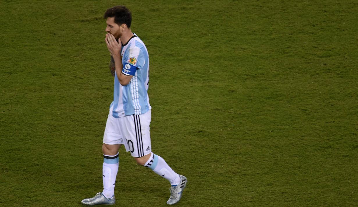 Namun perjuangan Lionel Messi di Copa America berakhir antiklimaks, dirinya gagal eksekusi penalti dan Argentina kalah oleh Chile pada babak final. Untuk ketiga kalinya Messi hanya mampu mengantar tim Tango keluar sebagai runner-up. (AFP/Don Emmert)