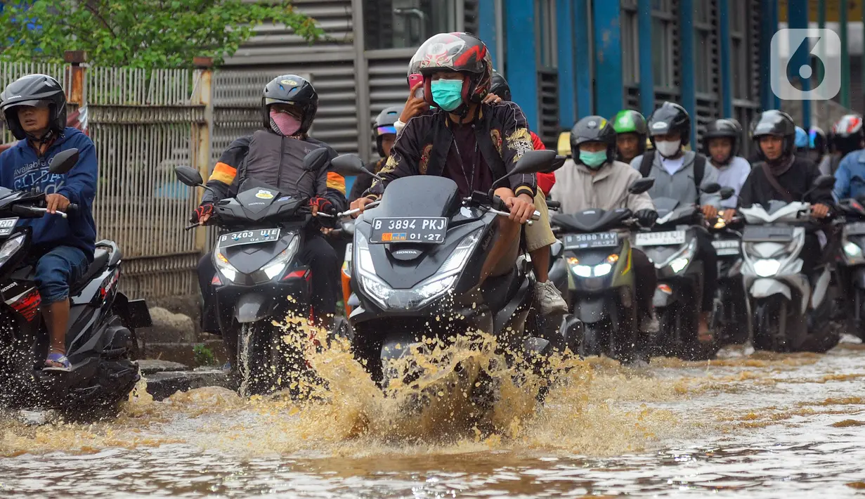 Adanya genangan ini menyebabkan kemacetan parah. (merdeka.com/Arie Basuki)