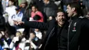 Pelatih  Atletico Madrid, Diego Simeone melakukan protes atas keputusan wasit pada lanjutan La Liga Spanyol pekan ke-26 di Stadion Santiago Bernabeu, Sabtu (27/2/2016) Malam WIB.  (REUTERS/Juan Medina)