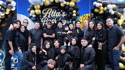 Kekompakan keluarga Hermansyah dan Gen Halilintar saat berfoto bersama. (Foto: Instagram/ genifaruk)