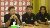 Jafri Sastra (tengah) saat diperkenalkan sebagai pelatih baru Persis Solo. (Bola.com/Ronald Seger Prabowo)