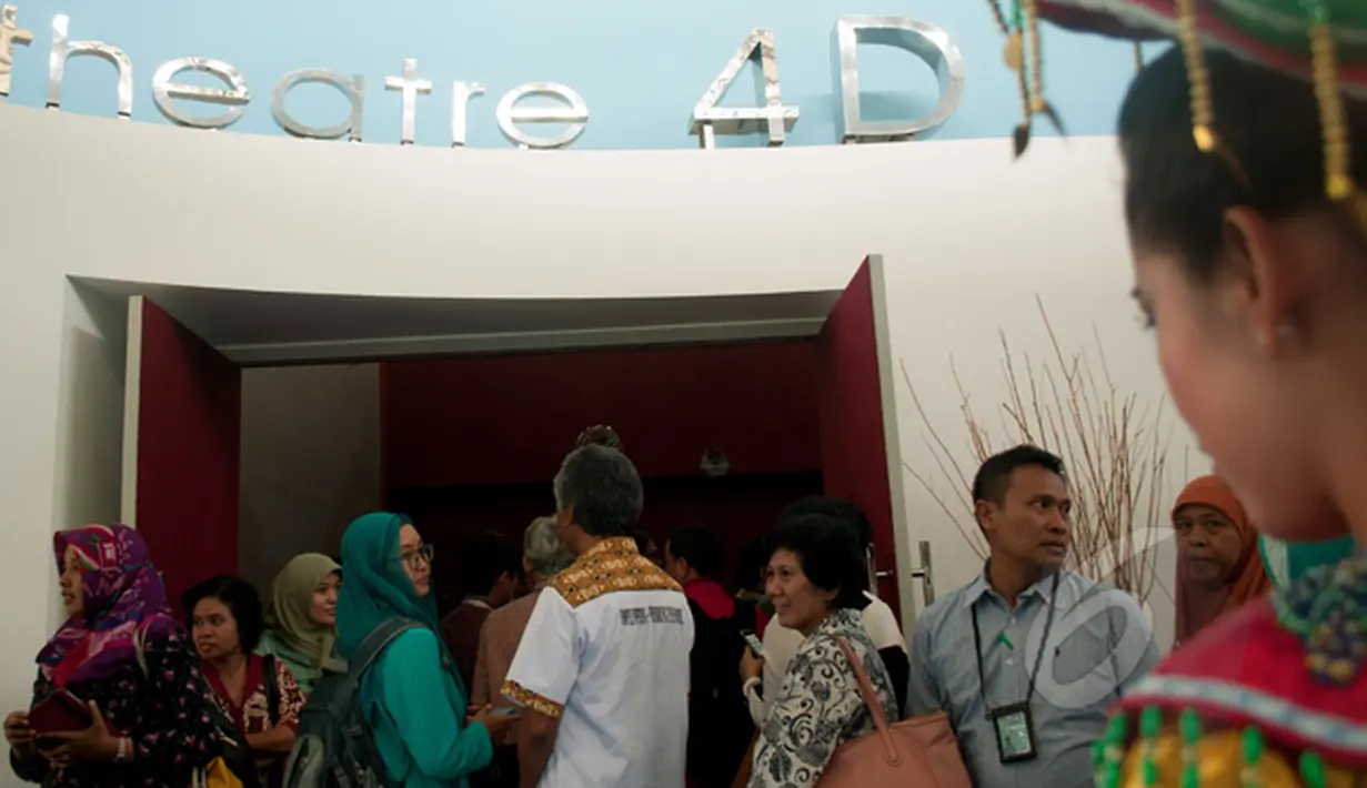 Sejumlah pengunjung menjajal kecanggihan teater 4 Dimensi disela-sela peluncuran Wahana Teater 4D PLN di Museum Listrik dan Energi Baru, TMII, Jakarta, Selasa (24/2). (Liputan6.com/Yoppy Renato)